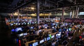 Gamers en un torneo presencial, del juego llamado Fortnite.