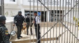 La Policía Nacional desplegó grupos especiales para revisar el edificio.