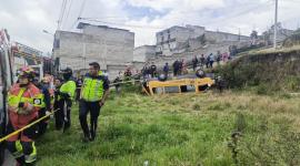 Una buseta escoalr quedó volcada luego de un siniestro de tránsito en Quito.