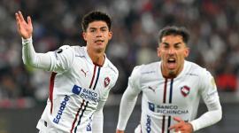 Gabriel Villamil (izquierda) y Lisandro Alzugaray celebran el primer tanto de Liga Deportiva Universitaria ante Palmeiras.