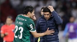 Los jugadores de Palmeiras se mostraron abatidos, luego de la contundente goleada ante Liga Deportiva Universitaria. Raphael Veiga conversa con el DT Abel Ferreira.