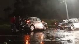 Un choque múltiple sobre la avenida Simón Bolívar complicó la movilidad la noche del sábado.