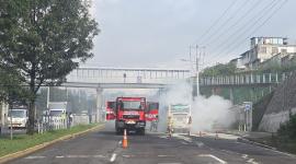 Un bus se incendió en la av. Simón Bolívar, en sentido sur-norte, en el sector de El Portal.