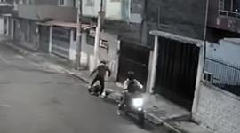 Motorizados en moto cometen asaltos en el norte de Quito.