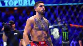 El campeón de peso ligero de la UFC, Ilia Topuria en el octágono.