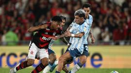 Gonzalo Plata, delantero ecuatoriano de Flamengo, disputa el esférico con Gaston Martirena, futbolista de Racing Club de Avellaneda, en la semifinal de ida de la Copa Libertadores.