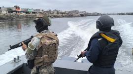 Miembros de la fuerza del orden de Ecuador y guardia Costera incautaron droga.