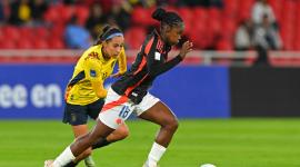 Karen Flores (izquierda) de Ecuador persigue a una rival durante el partido jugado el 28 de octubre del 2025, en el estadio Rodrigo Paz Delgado.