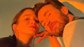 Chris Evans y su esposa Alba Baptista se convirtieron en padres.