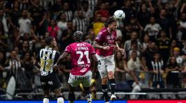 Independiente del Valle y Atlético Mineiro disputan un partido intenso en Belo Horizonte.