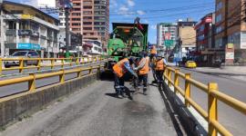 Trabajadores de la Epmmop realizan trabajos de mantenimiento en el puente De la República, en el norte de Quito