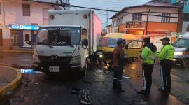 Una buseta escolar chocó contra un camión en el sector de Conocoto.