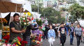 Miles de personas acuden a los cementerios durante el feriado de noviembre en Ecuador
