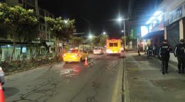 Bomberos y policías atendieron la emergencia en la avenida 10 de Agosto