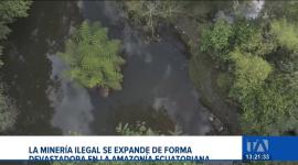 La minería ilegal avanza con fuerza devastadora en la Amazonía ecuatoriana. Lo que hace apenas tres o cinco años eran imágenes alarmantes, hoy se ha convertido en un paisaje desolador dentro de una de las regiones más biodiversas del planeta.
Un reportaje de Fausto Yépez