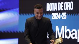 El delantero francés del Real Madrid Kylian Mbappe recibe este viernes la Bota de Oro en un acto celebrado en el palco del Santiago Bernabéu.