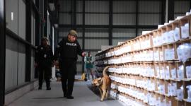 Antes de enviar los paquetes electorales a las circunscripciones del exterior, la Policía realizó una inspección.