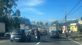 Las autoridades realizaron un contraflujo a la salida de Quito para aliviar la congestión vehicular.