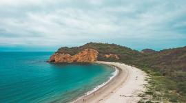 Visita a balnearios y cementerios en el arranque del feriado de noviembre en Ecuador