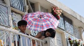 Personas visitan el cementerio de San Diego en el Centro Histórico de Quito.