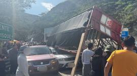 Un vehículo camión salió sobre dos vehículos pesados la tarde de este domingo 2 de noviembre del 2025.