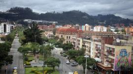 Cuenca celebra 205 años de su independencia el 3 de noviembre de 2025. En la imagen se observa la avenida Solano.