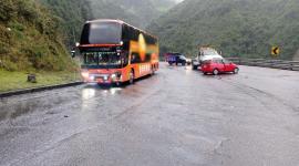 Un bus de pasajeros y un automóvil chocaron en la vía Alóag - Santo Domingo.