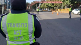 Los agentes de la AMT realizan el control de la restricción vehicular.