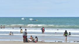 Durante los feriados, se incrementa el número de personas que visitan las playas de Ecuador.