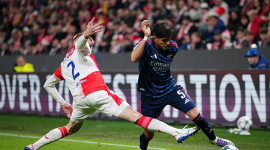 Piero Hincapié (derecha) supera la marca de Stepan Chaulopek, de Slavia Praga, durante el partido de Champions League, jugador el 5 de noviembre del 2025.