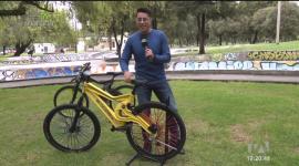 El director de la Fundación Re-cicletas, Juan Eduardo nos enseña como sus bicicletas de botellas plásticas pueden hacer la diferencia.