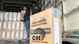 CNE inició el envío de paquetes electorales en Ecuador.