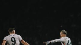 Liam Delap y Alejandro Garnacho celebran un gol de Chelsea ante Qarabaq, en la jornada del 5 de noviembre del 2025.