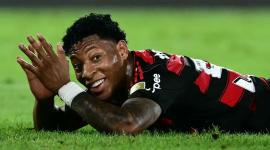 Gonzalo Plata miró la roja tres veces en 50 días con Flamengo. Hay críticas de los aficionados por su actuación disciplinaria.