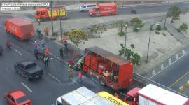 Un camión que transportaba bebidas gaseosas se incendió en la vía Perimetral.