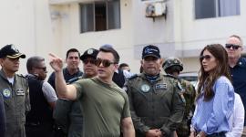 Daniel Noboa y Kristi Noem recorren la base aérea de Salinas.