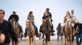 La secretaria de Seguridad de Estados Unidos, Kristy Noem, durante una cabalgata en Salinas con el presidente Daniel Noboa y su esposa, Lavinia Valbonesi.