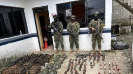 Los militares hallaron armas, municiones durante una operación contra la minería ilegal en Zamora, el 4 de noviembre.