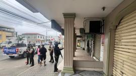 Tras el ataque perpetrado en la Fiscalía de Montecristi, personal policial acudió al sitio.