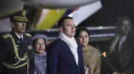 El presidente Daniel Noboa llegó a Bolivia acompañado de su esposa, Lavinia Valbonesi y la canciller Gabriela Sommerfeld.