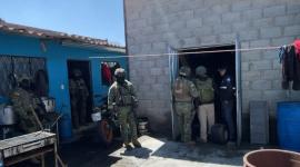 Militares y policías allanaron un vivienda en el sector de Calderón en Quito para combatir la minería ilegal.