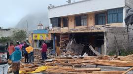 Un camión que transportaba madera chocó contra una vivienda en la vía Pifo-Papallacta.