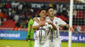 Alexander Alvarado (izquierda) celebra su gol con Lautaro Pastrán, en el partido entre Liga Deportiva Universitaria y Libertad.