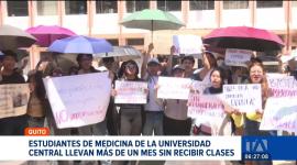 Estudiantes de Medicina de la Universidad Central del Ecuador realizaron un plantón para exigir la apertura de matrículas. Cientos de alumnos aseguran que llevan más de un mes sin recibir clases.

Un reportaje de Nathalie Jiménez