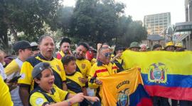 Hinchas ecuatorianos realizando un banderazo.