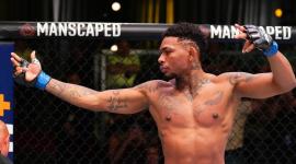 Michael Morales en el octágono de UFC tras ganar su combate.