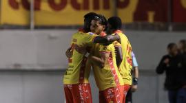 Un festejo de Aucas en la goleada ante Delfín por el campeonato nacional