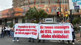 Un grupo de prestadores de servicios del IESS se congregaron en los exteriores de la Caja del Seguro en Guayaquil.