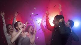 Personas celebran el Día del Soltero con compras, reuniones y actividades que exaltan la independencia personal.