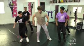 Nuestro Julian Campos quiere mejorar su técnica para el 'break danding', por eso, se inscribió en clases con profesionales.